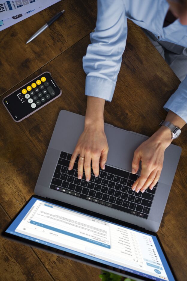 Plataforma digital de consórcio sendo acessada por usuário via notebook ou smartphone