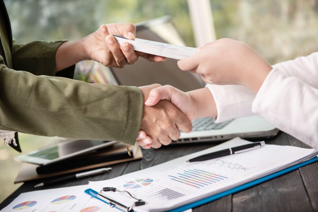 Pessoa entregando carta de crédito contemplada para novo comprador