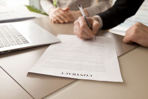 Assinatura de contrato para vender consórcio com segurança, formalização da transferência da cota e pagamento à vista.